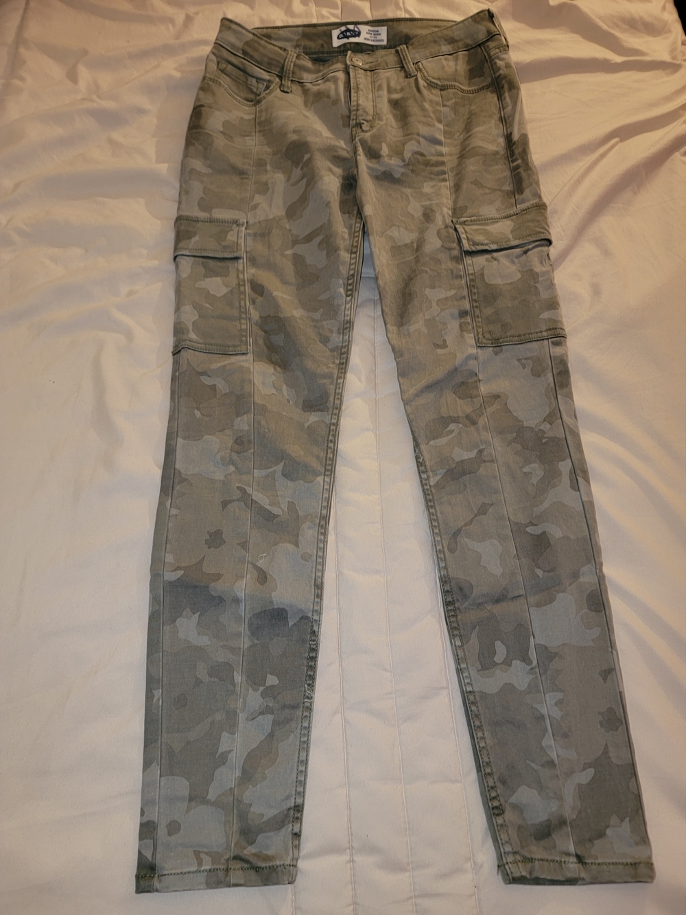 Woman's Camo Cargo Jeans - Gray